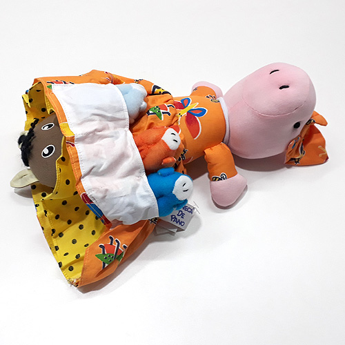 Boneca 2 em 1 Porca com Três Porquinhos, dedoches e Lobo